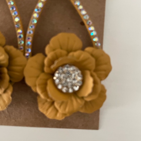 NWOT Gold Flower with Rhinestones Earrings - Picture 3 of 4